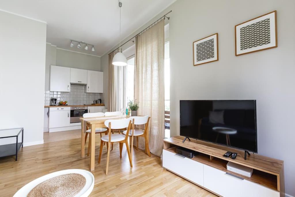ורשה Bright And Cozy Apartment Near Park, With A Huge Terrace. מראה חיצוני תמונה