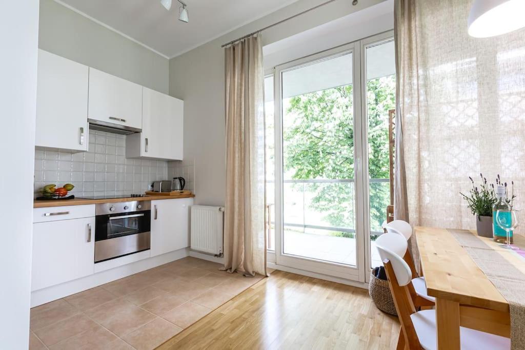ורשה Bright And Cozy Apartment Near Park, With A Huge Terrace. מראה חיצוני תמונה